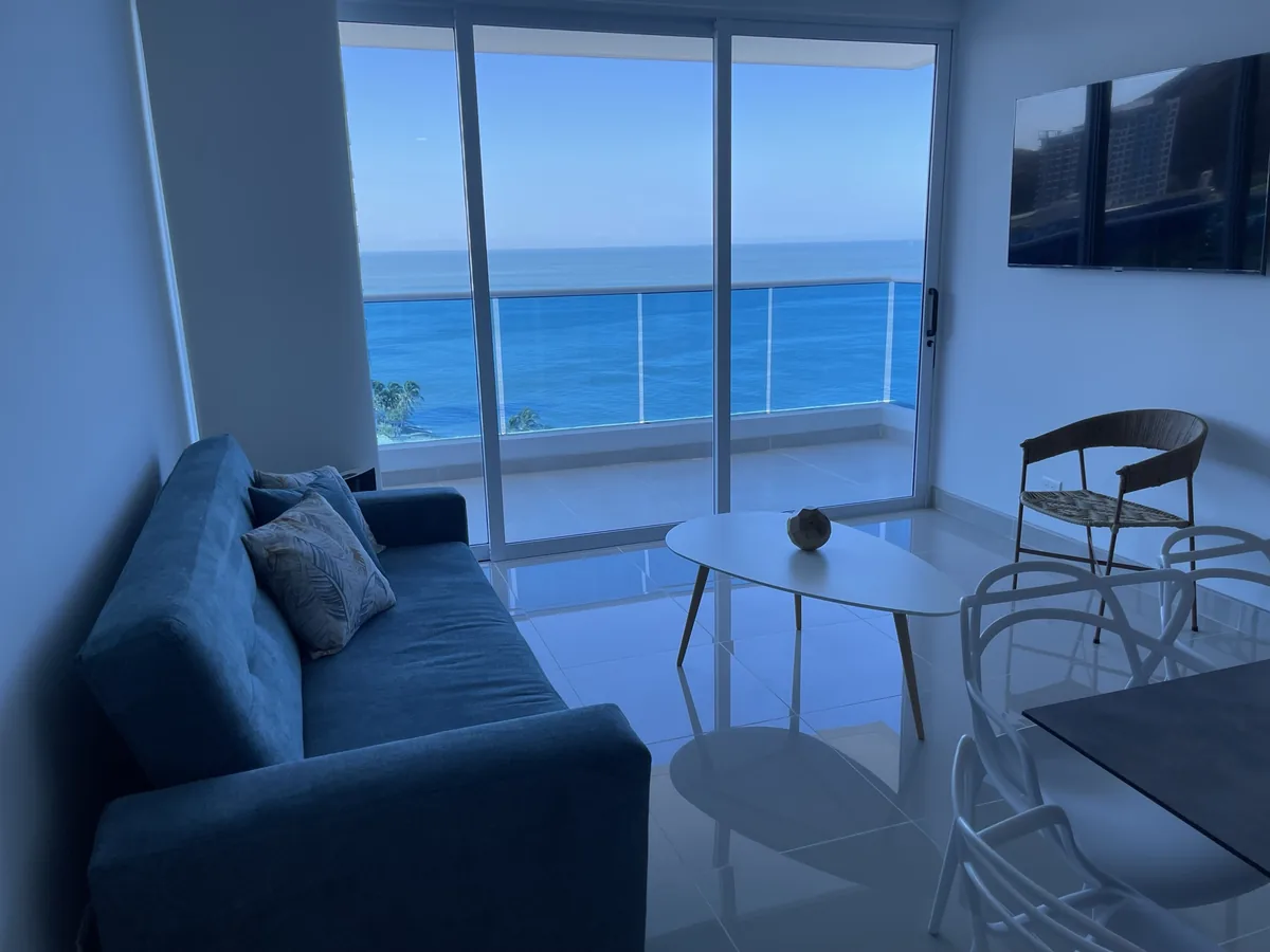 Sala-comedor con ventanal panorámico al Mar Caribe