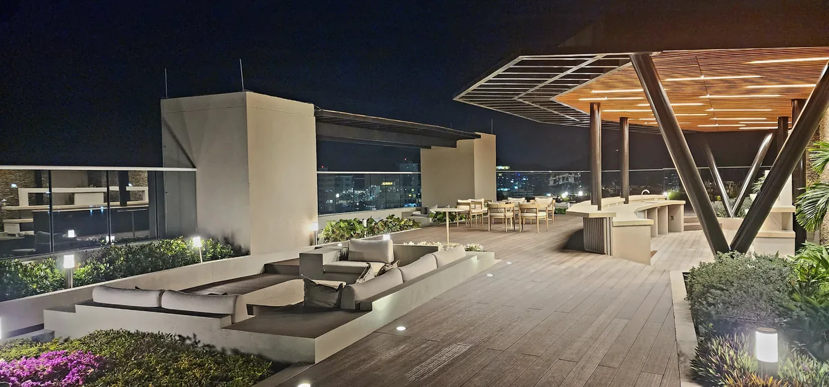 Sky lounge rooftop del condominio Reserva del Mar al anochecer