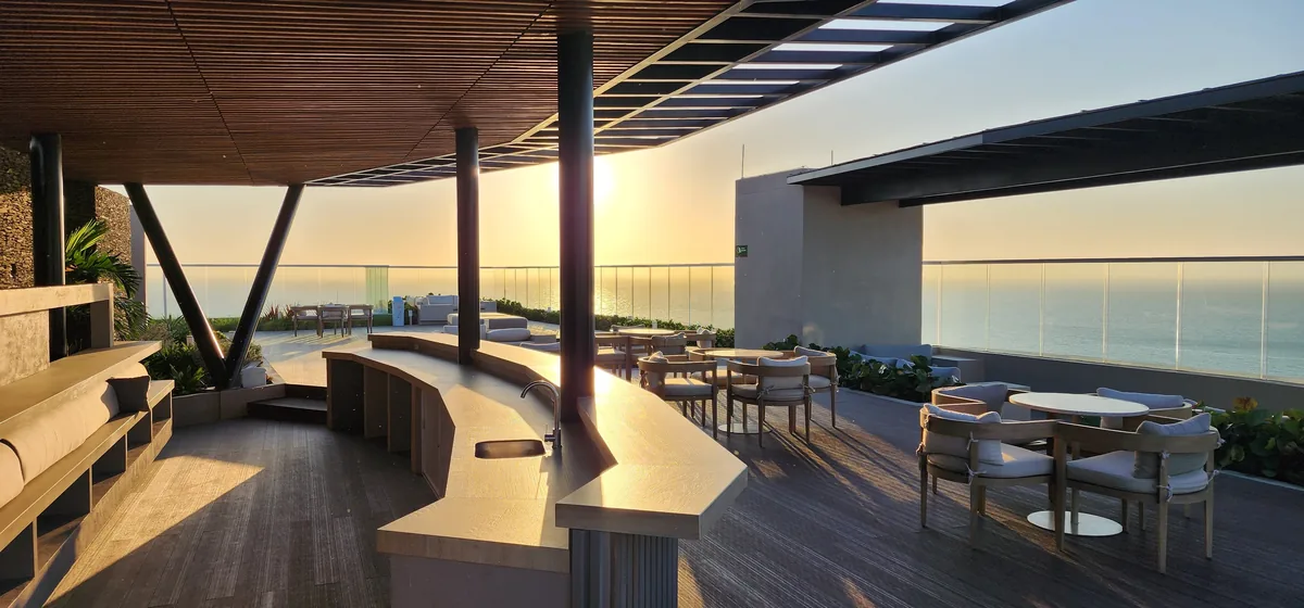 Sky Bar del condominio Reserva del Mar al atardecer con vista al Mar Caribe