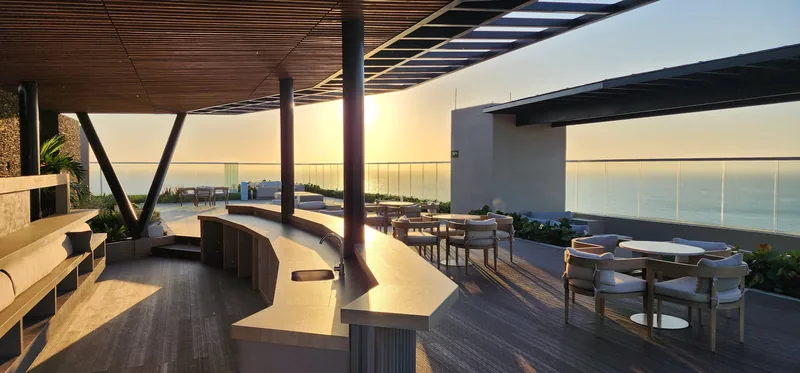 Sky Bar del condominio Reserva del Mar al atardecer