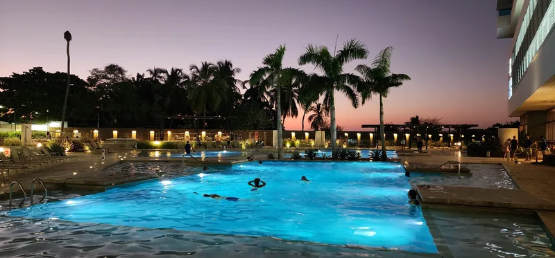 Piscinas al atardecer con palmeras